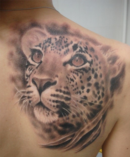 eccezionale dipinto colorato leopardo realistico tatuaggio su spalla