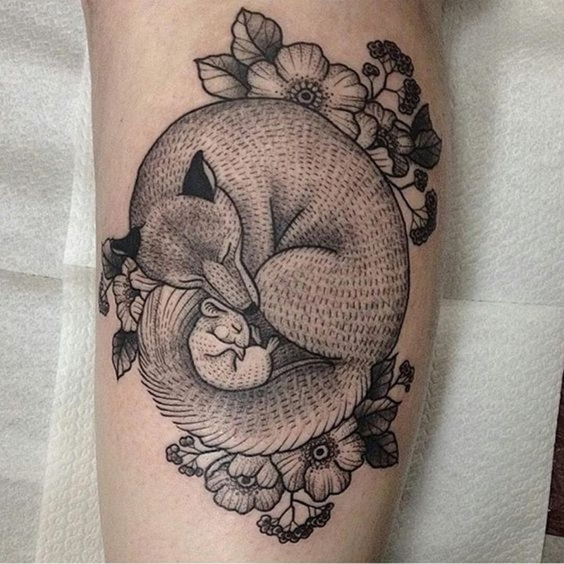 Tatuaje en la pierna, zorro con ratón dulces entre flores