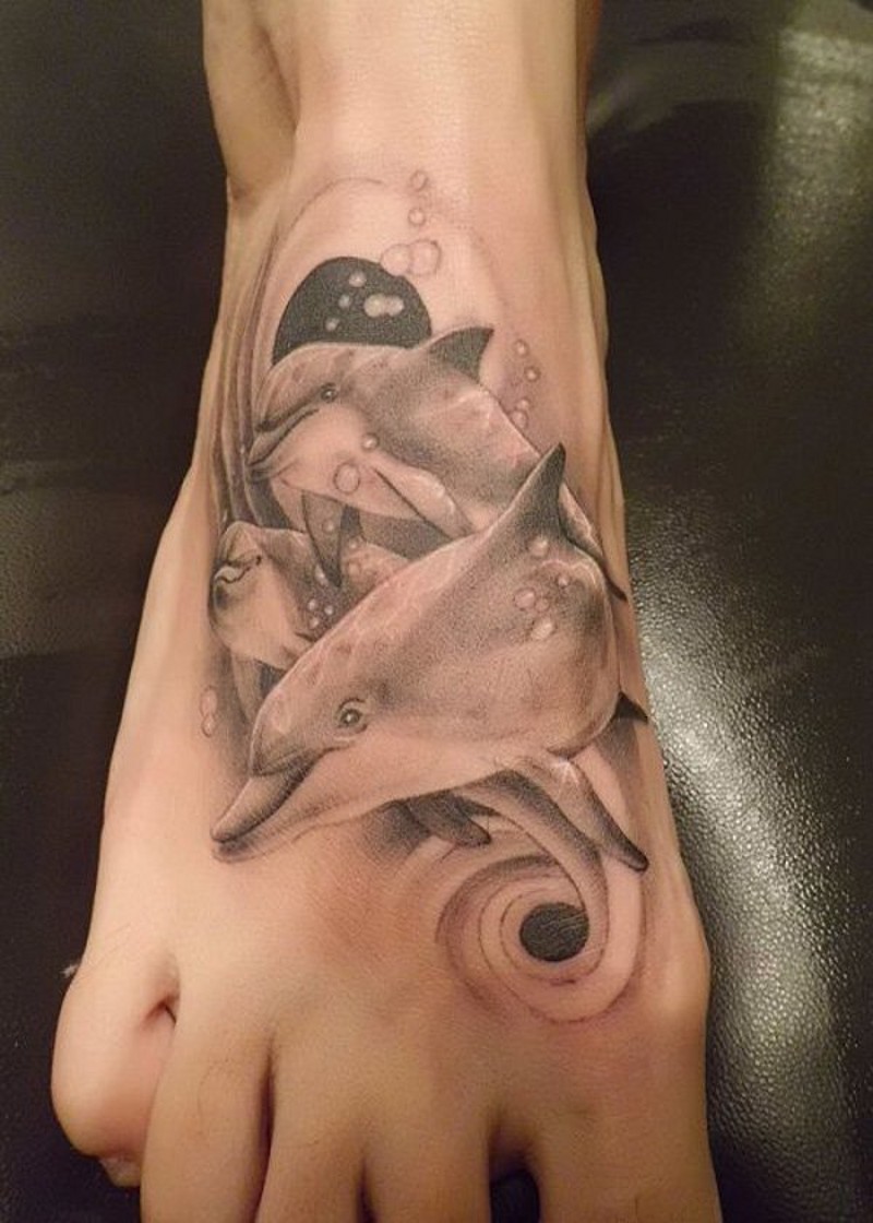bellissimo dipinto  nero e bianco delfini tatuaggio su mano