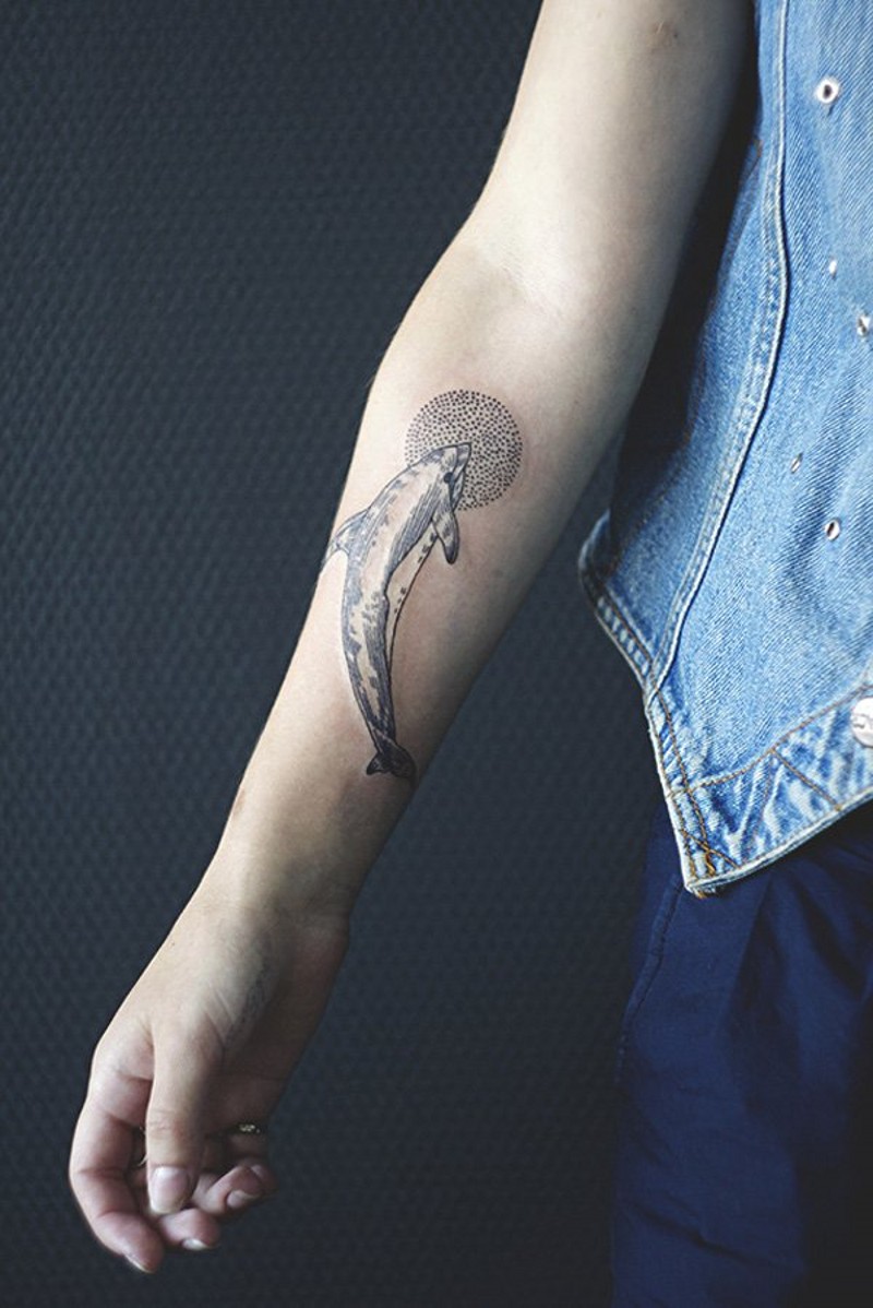 bel dipinto piccolo delfino inchiostro nero tatuaggio su braccio