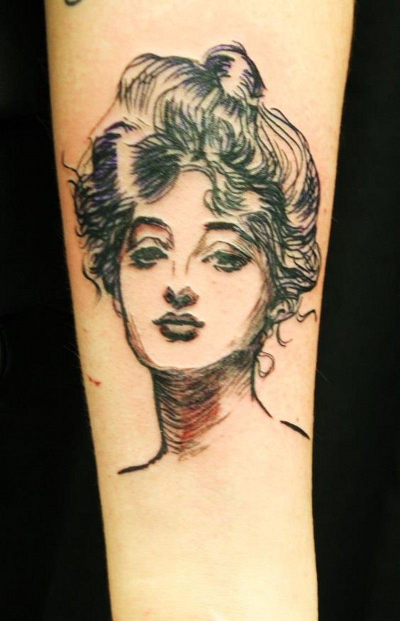 Süß gemaltes im  Vintage-Stil farbiges Porträt der Frau Tattoo am Arm