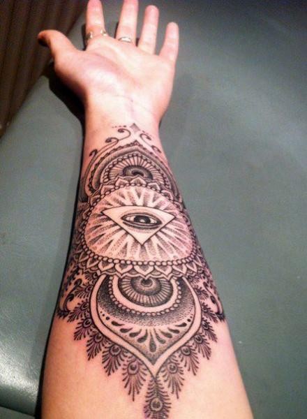 Tatuaggio bellissimo sul braccio il simbolo degli illuminati & l&quotocchio della Provvidenza