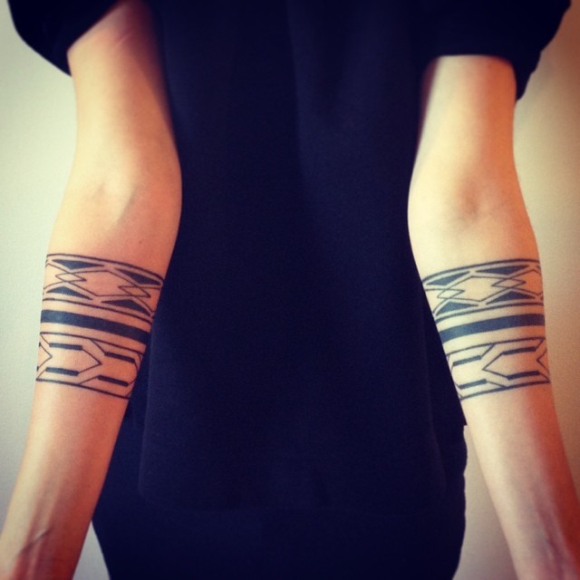 Symmetrical black ink forearm tattoo of geometrical arm bracelet