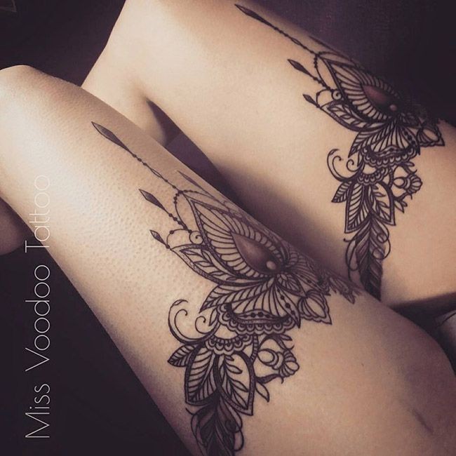 Tatuaje simétrico coloreado del muslo ilustrativo de adornos florales de Caro Voodoo