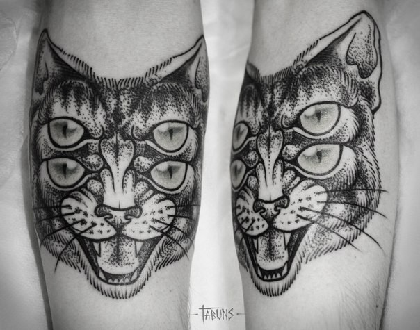 Tatuagem de braço de estilo de ponto simétrico de gato demoníaco com muitos olhos