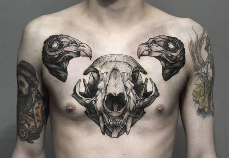 Tatuagem de peito colorido estilo simétrico de vários crânios de animais