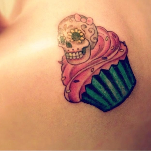 Leckeres farbiges Cupcake mit mexikanischem Schädel Topping originale Idee des Tattoos