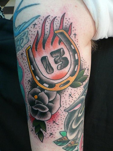 Glückliches Hufeisen mit schwarzer Rose Tattoo