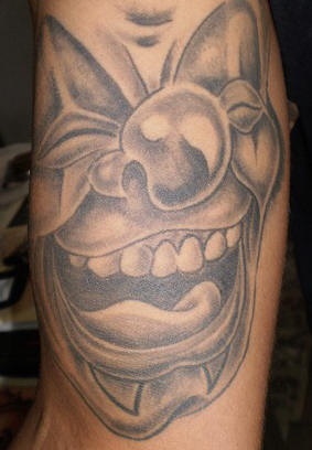 Le tatouage 3D avec un clown en noir et blanc