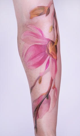 Tatuaggio impressionante 3D sul braccio i fiori rosa
