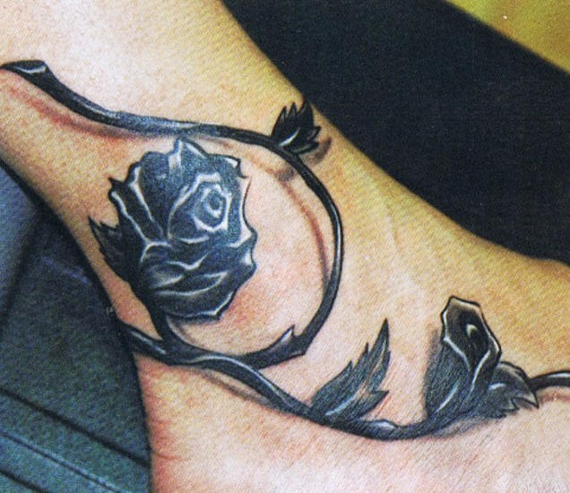 Tatuaggio 3D sulla gamba la rosa nera