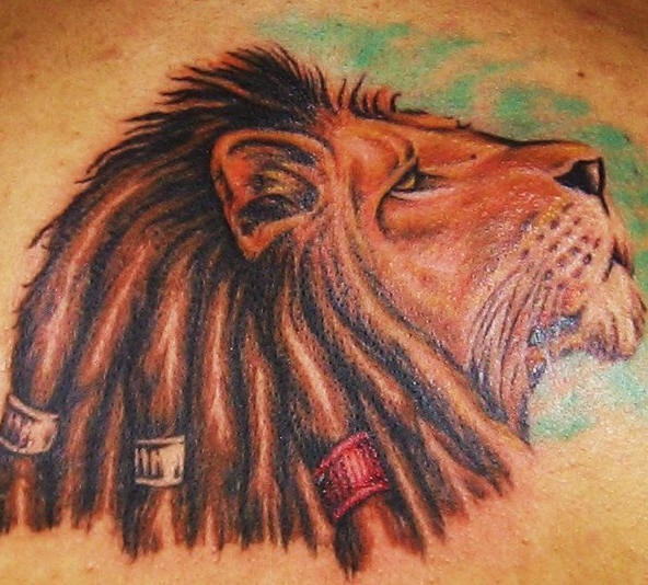 Le tatouage réaliste de lion de zion avec des en couleurs