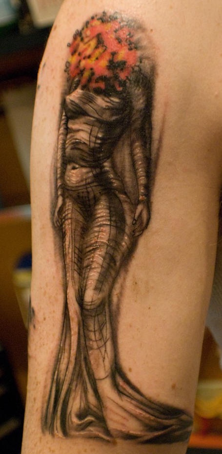 Tatuaggio surrealistico 3D  la ragazza senza testa