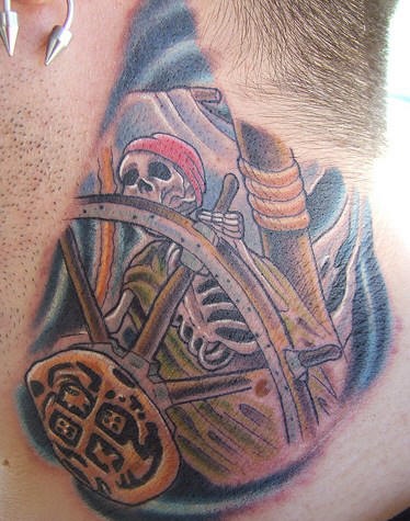 Tatuaggio impressionante 3D sulla gola il pirata