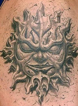 Tatuaggio  impressionante 3D sul deltoide il sole in stile tribale scolpito