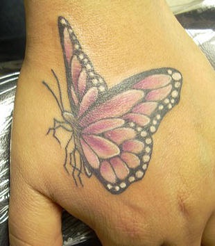 Tatuaggio 3D sulla mano la farfalla rosa