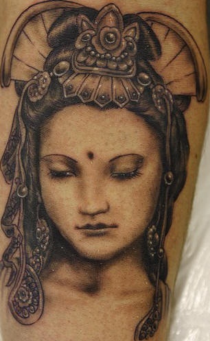Le tatouage réaliste de geisha triste