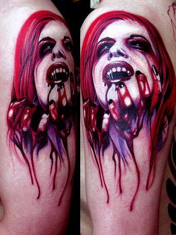 Le tatouage réaliste de fille rousse désirant plus de sang