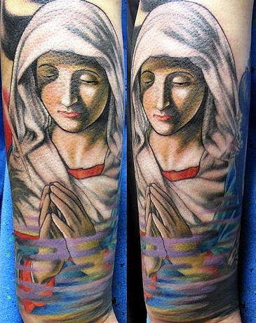 Tatuaje de color Oración de la Virgen María