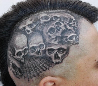 Teschi bianchi e neri
tatuati sulla testa
