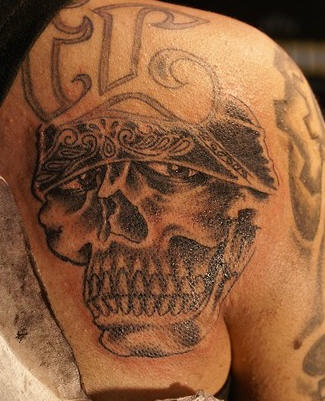 Le tatouage 3D de la crâne en noir et blanc détaillée