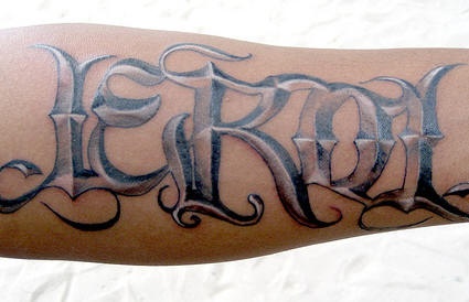 Tatuaggio 3D sul braccio la scritta &quotLEROY"