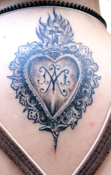 Tatuaggio grande sulla schiena il cuore stilizzzato