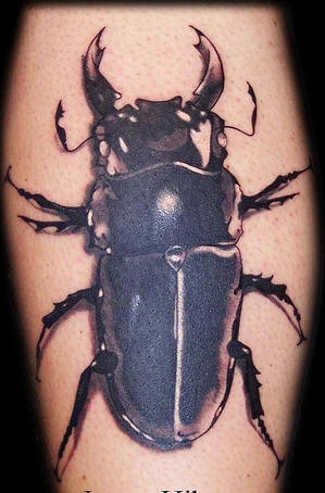 Tatuaje 3D escarabajo en la pierna