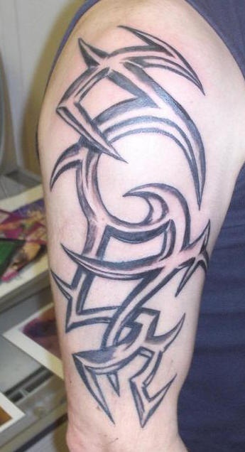 Tatuaje 3D estilo tribal en el hombro