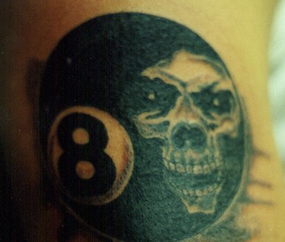 Tatuaje de la bola 8 con imagen de calavera