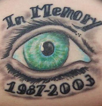 el tatuaje conmemorativo &quoten memoria", fechas de la vida y ojo humano de color verde