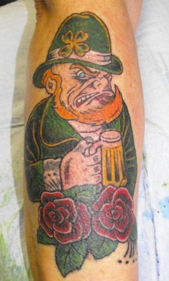 agressivo leprechaun con la birra colorato tatuaggio