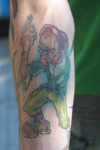 brutttissimo leprechaun verde sul bracco tatuaggio