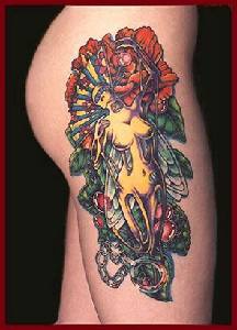 Tatuaje de color en la cadera Sexy chica humanoide