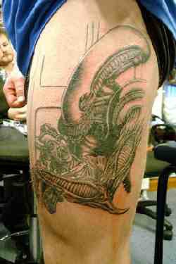 xenomorph ucidendo uomo tatuaggio