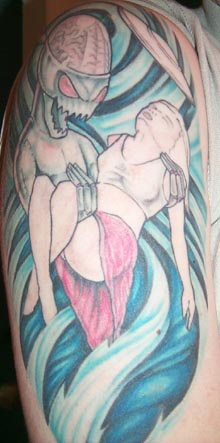 Le tatouage d&quotalien cyborg tenent ene fille dans ses bras en couleur