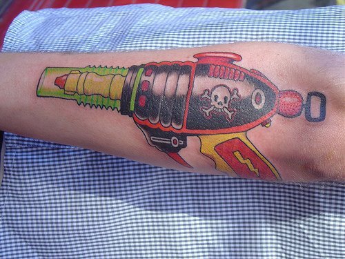 Blaster (laser) extraterrestre 
tatuaggio colorato