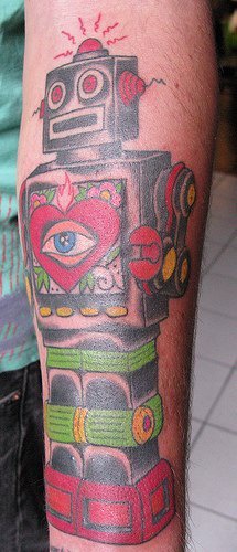 Le tatouage d&quotun robot futuriste avec un cœur en couleur