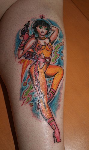 Le tatouage de fille futuriste avec un jetpack et un blaster