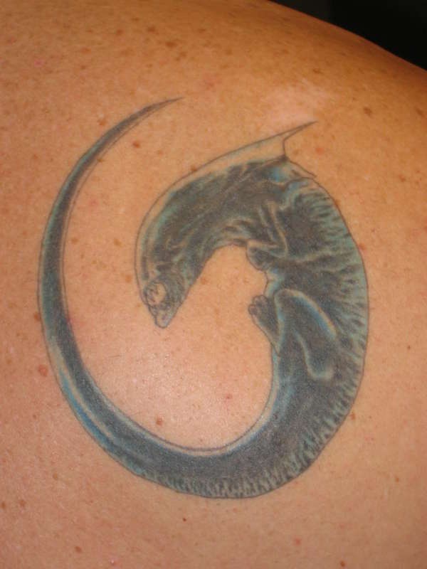 piccola creatura xenomorph tatuaggio sulla spalla