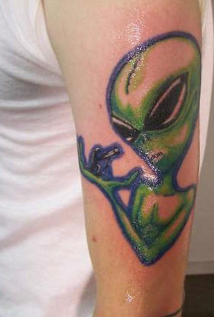 alieno verde sta guardando ate tatuaggio