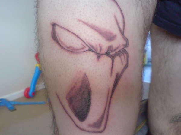 Tatuaje en la pierna Casco alienígena