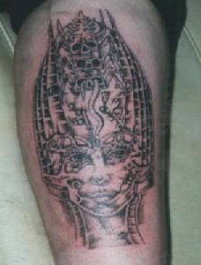 Le tatouage d&quotune déesse si fi avec des crânes