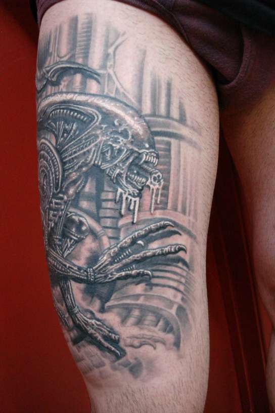 Tatuaje blanco y negro Xenomorph alienígena