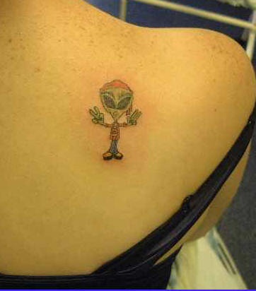 Schulter Tattoo von Bursch Alien mit Handzeichen &quotPeace"
