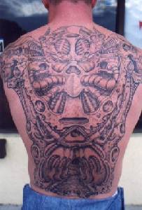 Un gros tatouage de mécanisme extra-terrestre sur le dos