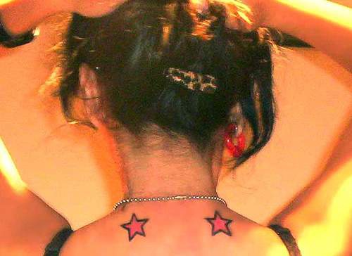 Tattoo mit zwei roten Sternen