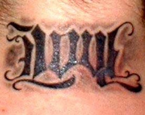 Ambigram Tattoo am Hals