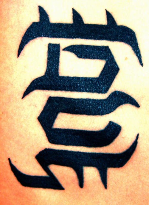 Kurzes Ambigram Tattoo