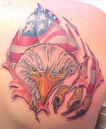 el tatuaje de una rotura de piel con una aguila y la bandera americana adentro hecho en la espalda